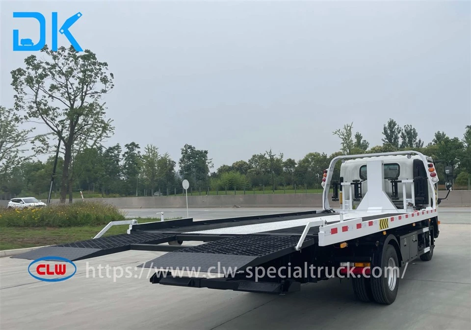 Full-floor wrecker truck rear right
