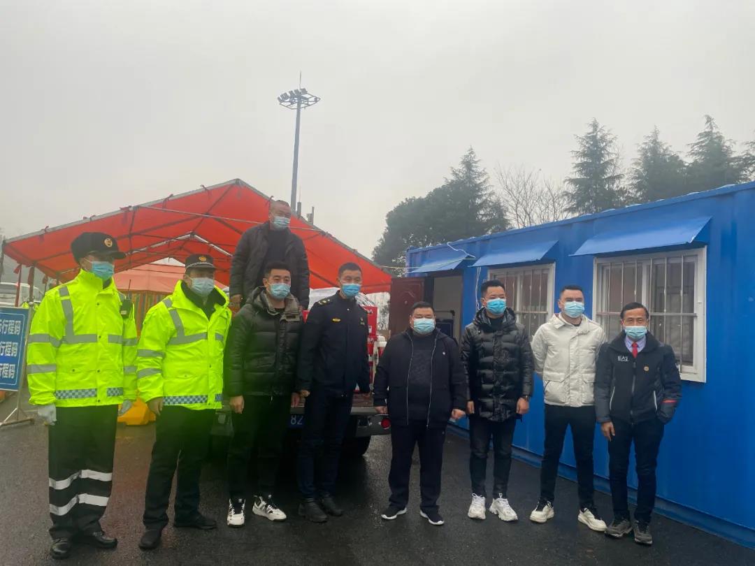 A Chengli Csoport Szakszervezete önkénteseket szervezett, hogy részvétüket fe...